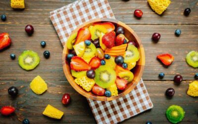 Sałatki z owocami: Świeże i smaczne pomysły na lato