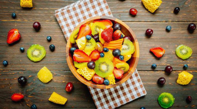 Sałatki z owocami: Świeże i smaczne pomysły na lato